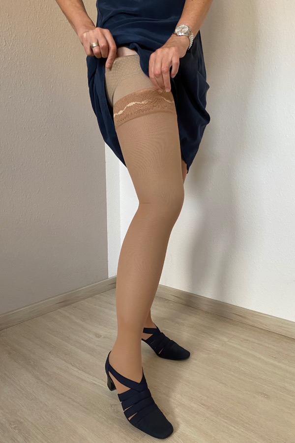 Kleid mit Kompressionsstrümpfe-Legwear-Stilberatung Böblingen